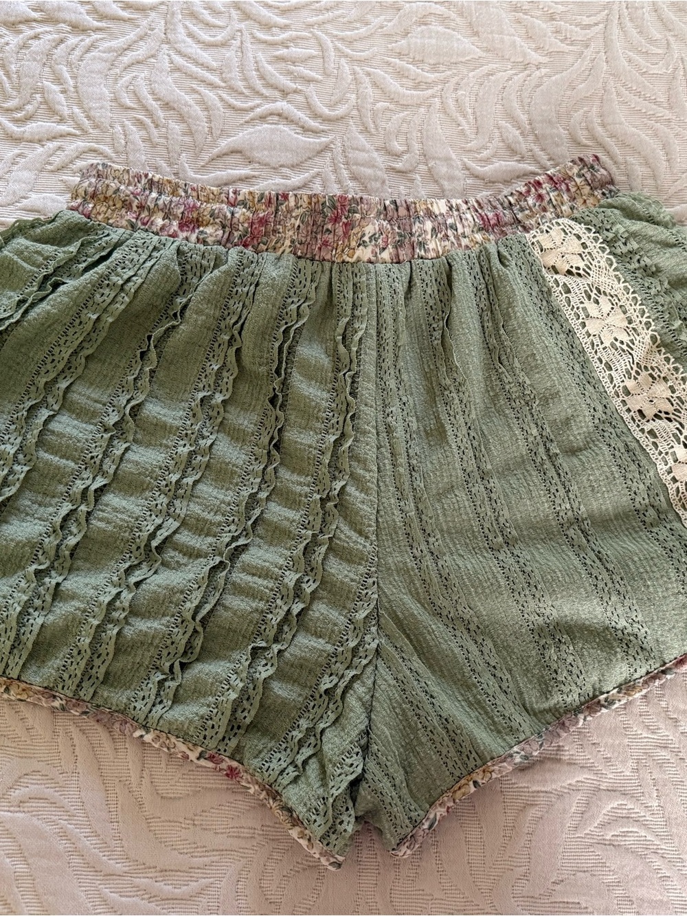 POL Green Boho Crochet-Trim Women’s Shorts 
size M - Picture 2 of 5